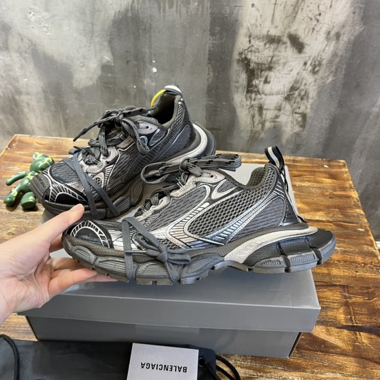 3XL sneaker runner