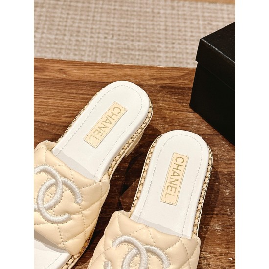 Slippers, beach shoes