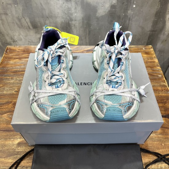 3XL sneaker runner