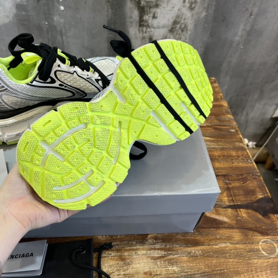 3XL sneaker runner