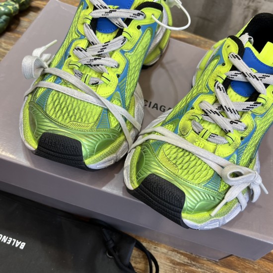 3XL sneaker runner