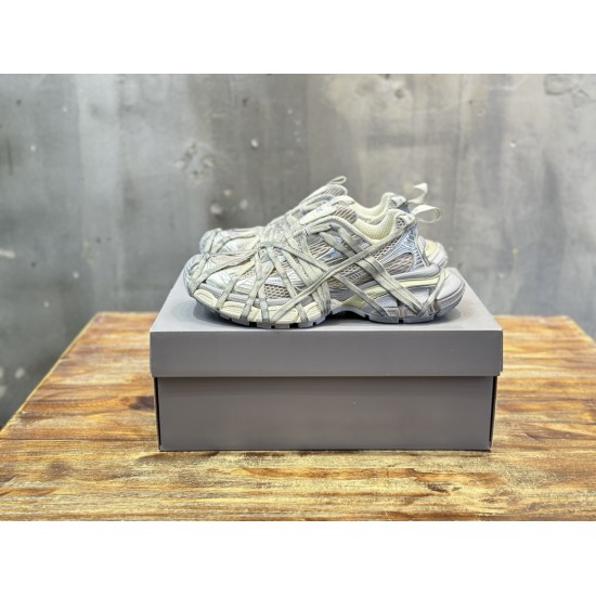 3XL sneaker runner