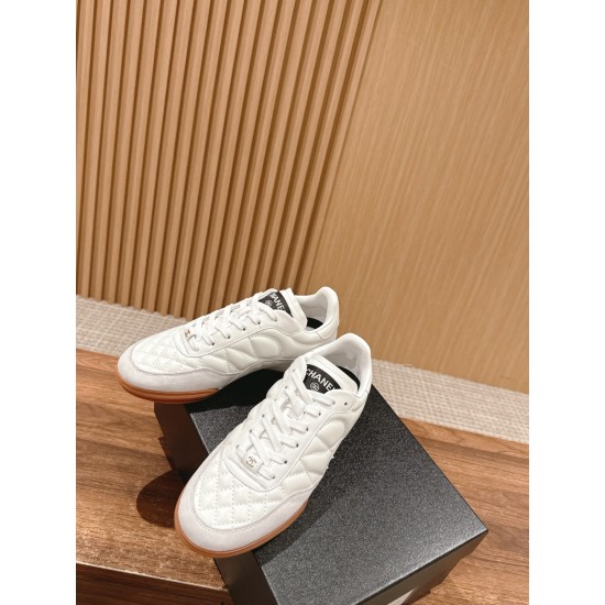 Tennis shoes