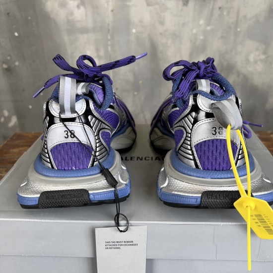 3XL sneaker runner