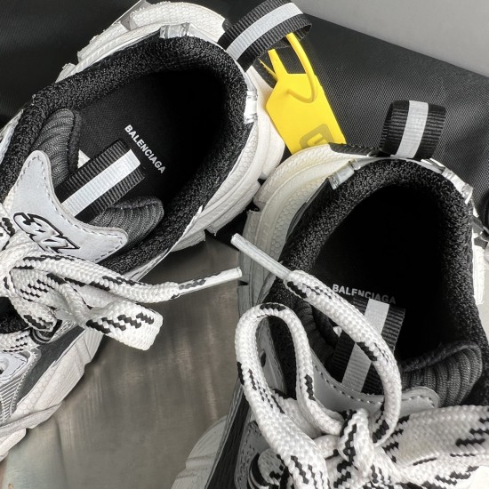 3XL sneaker runner