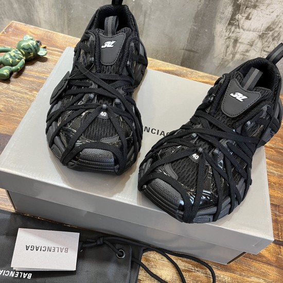 3XL sneaker runner