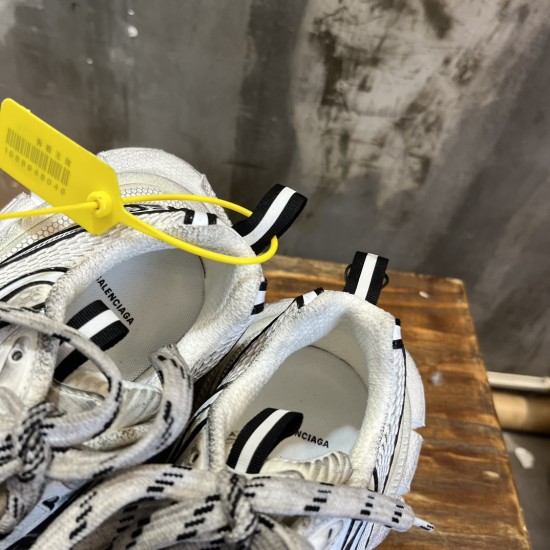 3XL sneaker runner