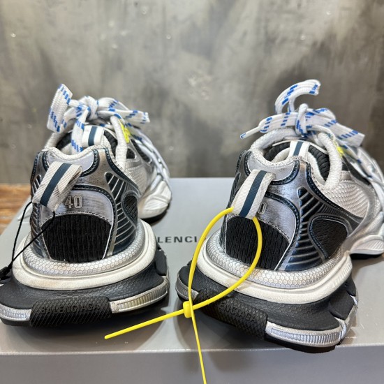 3XL sneaker runner