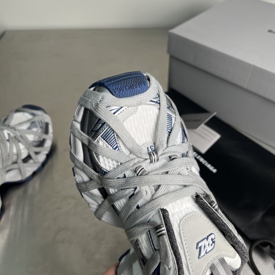 3XL sneaker runner