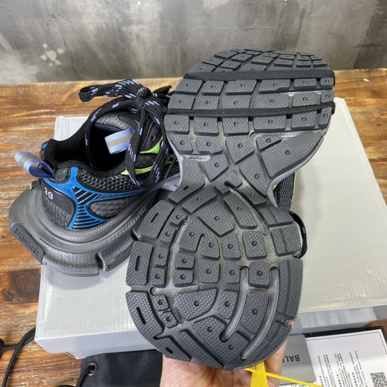 3XL sneaker runner