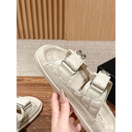 Slippers, beach shoes