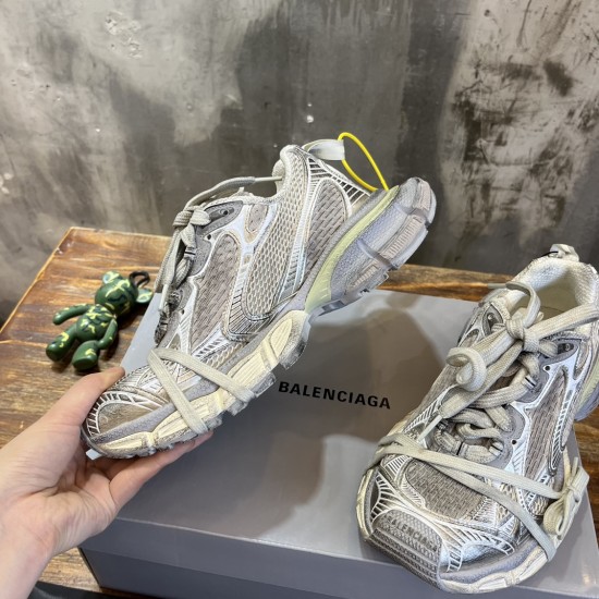 3XL sneaker runner