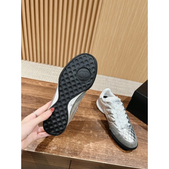 Tennis shoes
