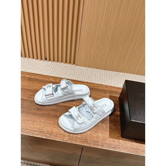 Slippers, beach shoes
