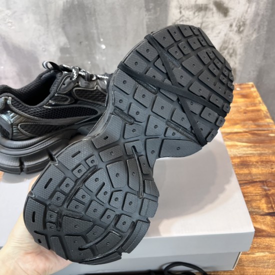 3XL sneaker runner