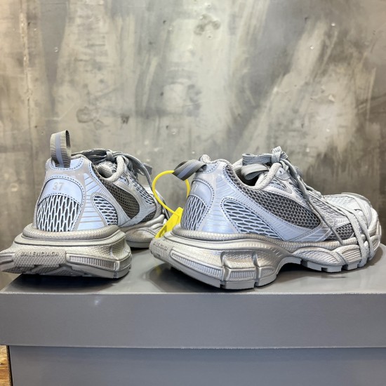 3XL sneaker runner