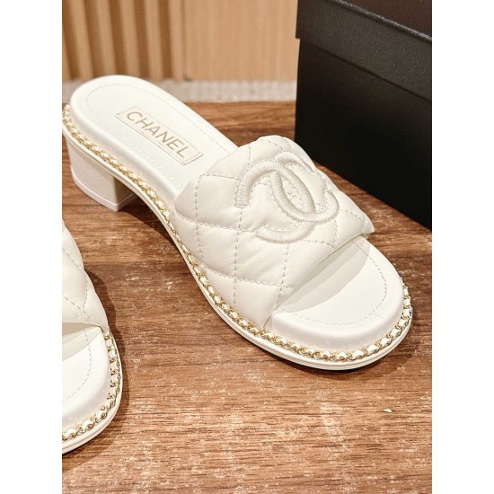 Slippers, beach shoes