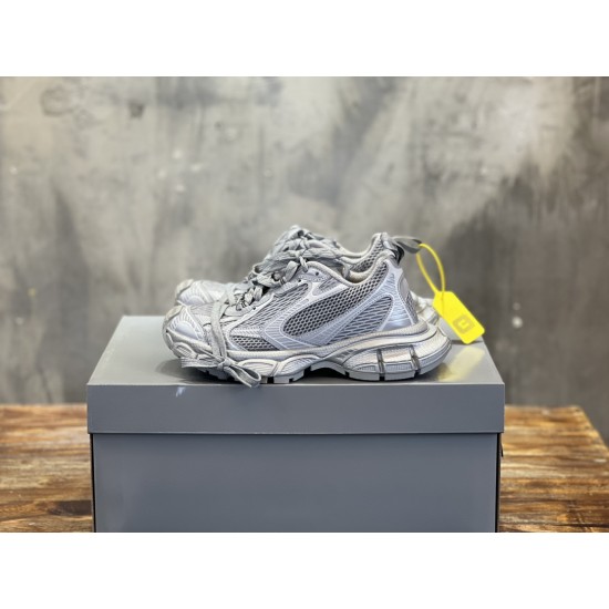 3XL sneaker runner