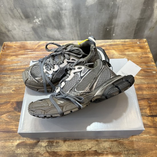 3XL sneaker runner