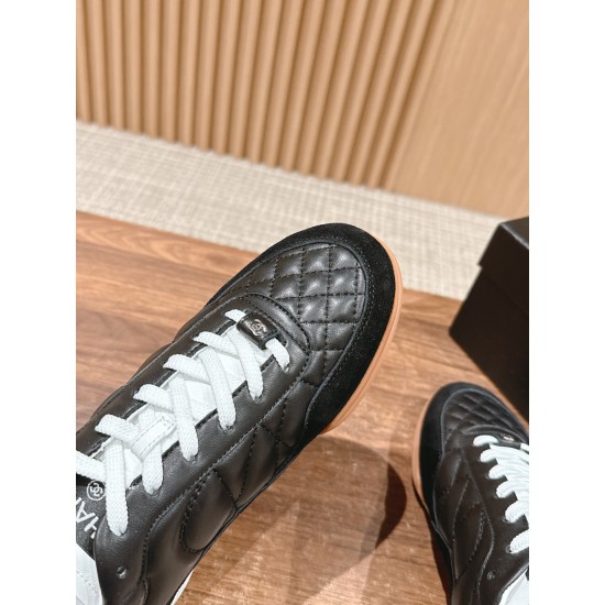 Tennis shoes