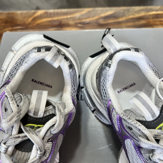 3XL sneaker runner
