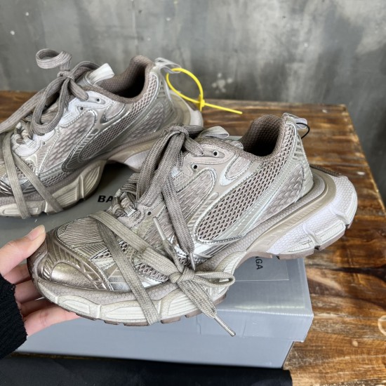 3XL sneaker runner