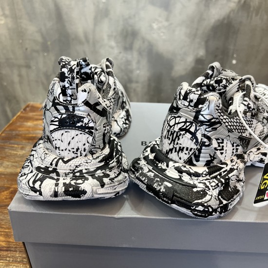 3XL sneaker runner