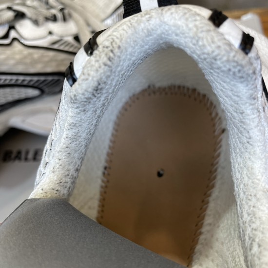 3XL sneaker runner