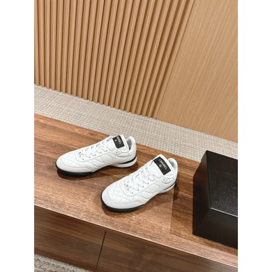 Tennis shoes
