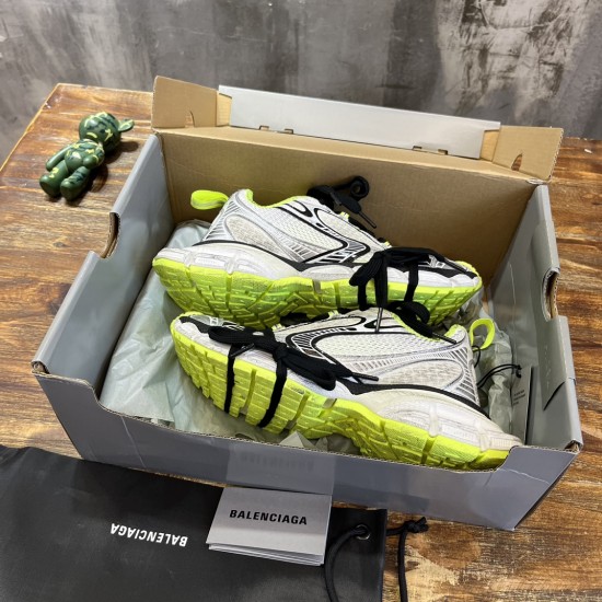3XL sneaker runner
