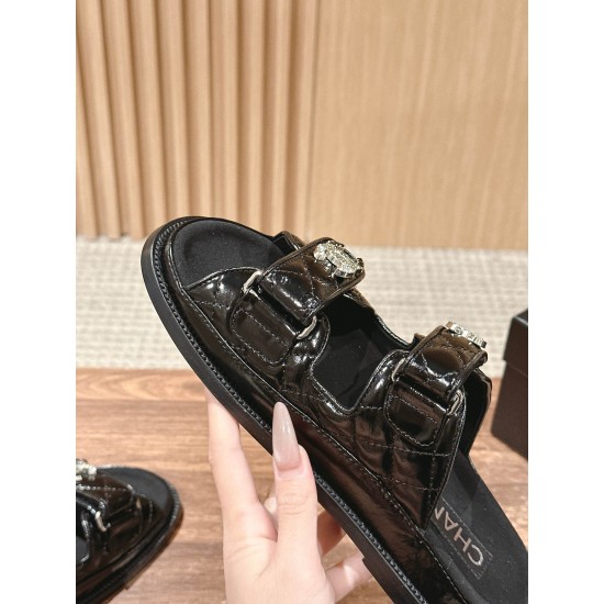 Slippers, beach shoes