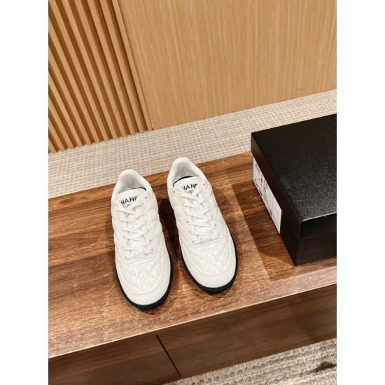 Tennis shoes