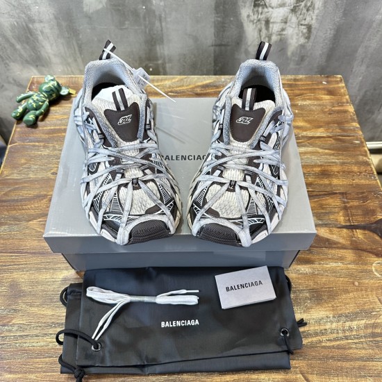 3XL sneaker runner