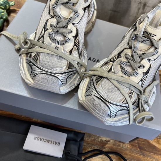 3XL sneaker runner