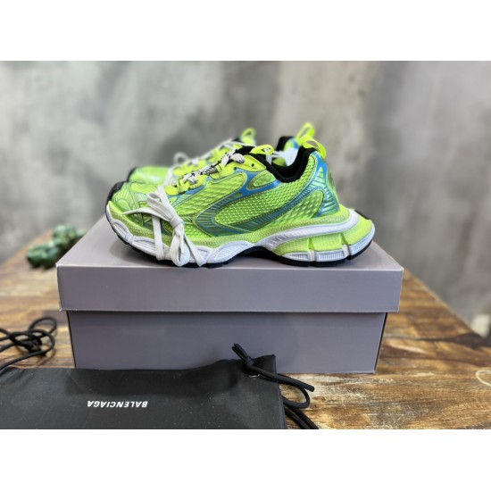 3XL sneaker runner
