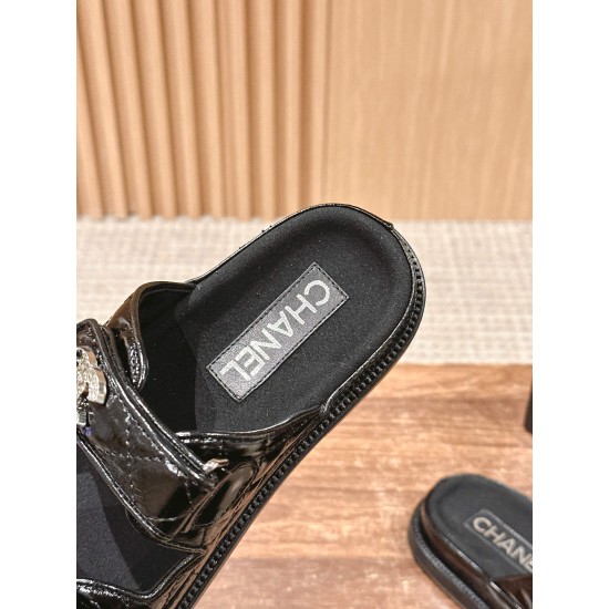 Slippers, beach shoes