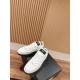 Tennis shoes