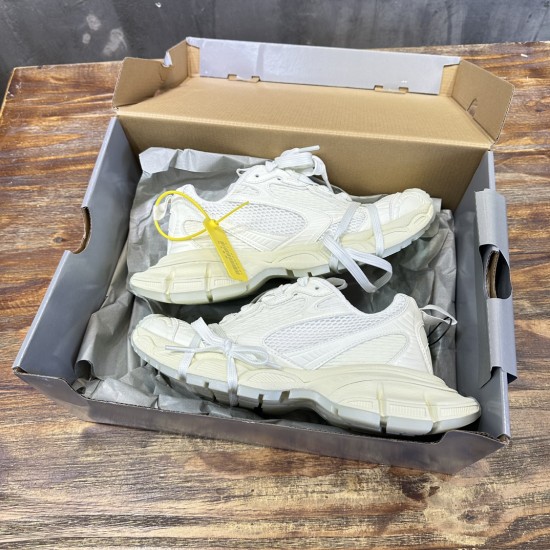 3XL sneaker runner