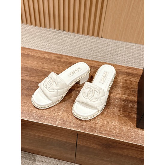 Slippers, beach shoes