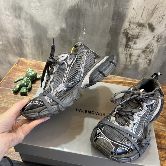 3XL sneaker runner