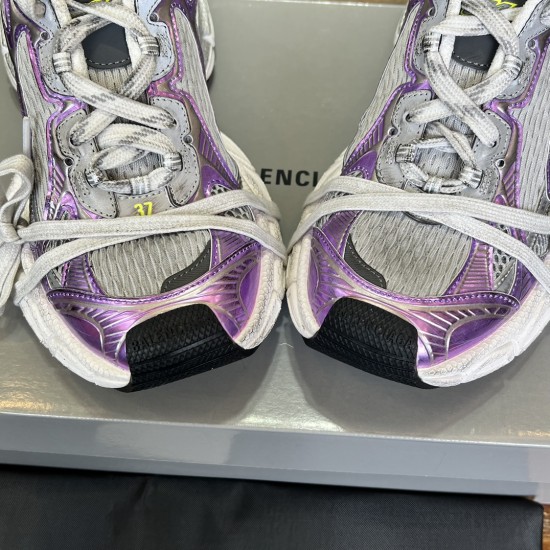 3XL sneaker runner