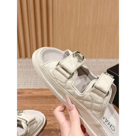 Slippers, beach shoes