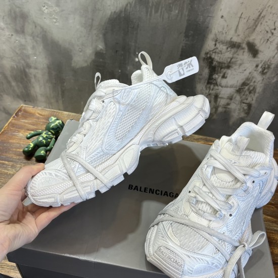 3XL sneaker runner