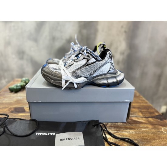 3XL sneaker runner