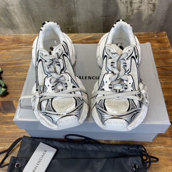 3XL sneaker runner