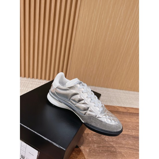 Tennis shoes
