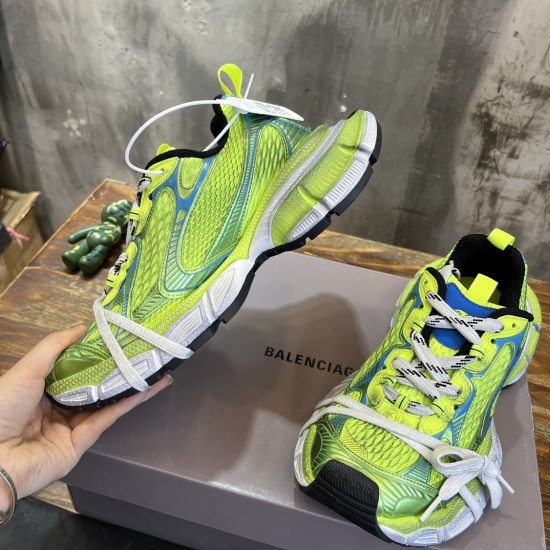 3XL sneaker runner