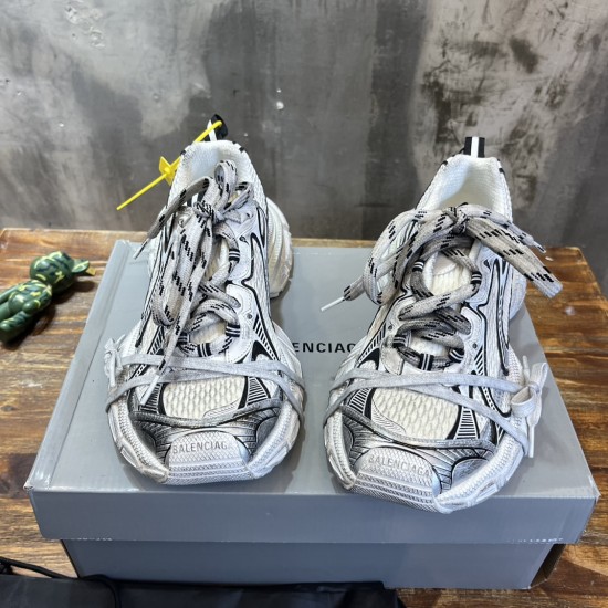 3XL sneaker runner