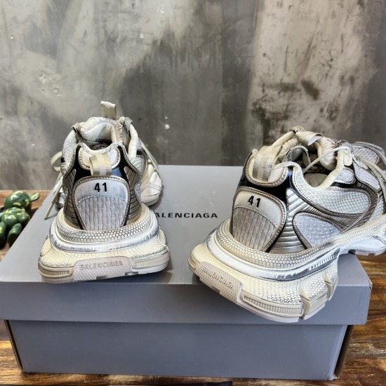 3XL sneaker runner