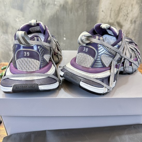 3XL sneaker runner